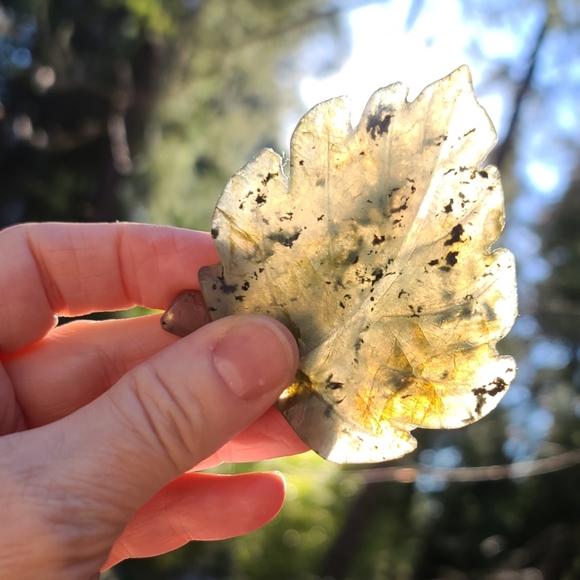 Laboradite handcarved crystal leaf 🍃 - Picture 2 of 8